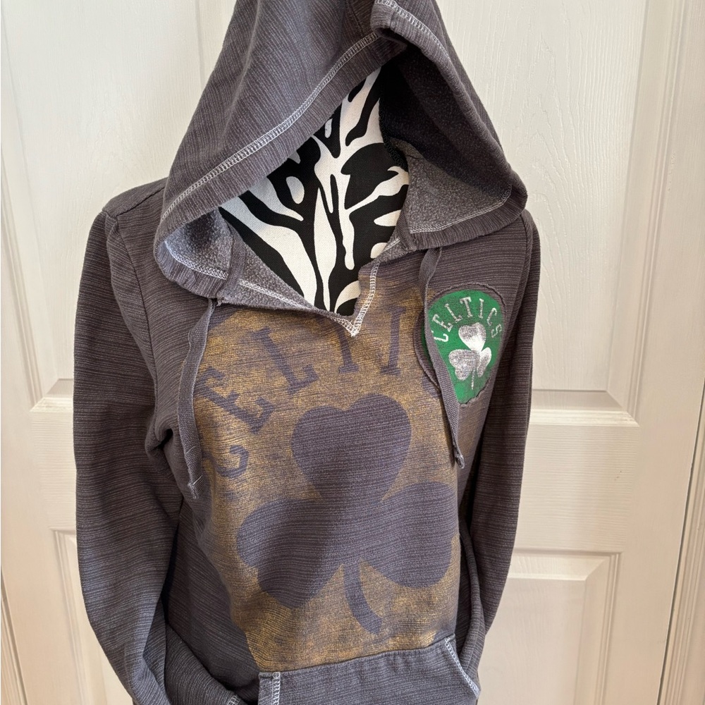 Women’s Boston Celtics hoody- large